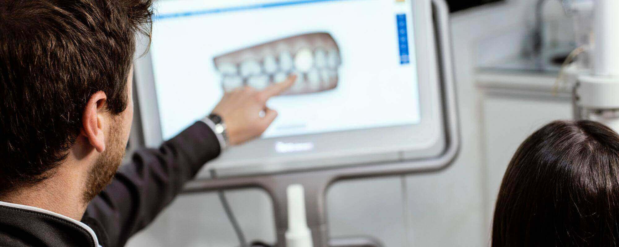 Invisalign consultation pointing at a screen of a model of teeth in Stafford